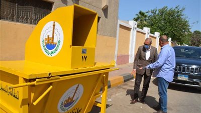 محافظ القليوبية يتابع تسليم 70 صندوقاً للقمامة صديقة للبيئة