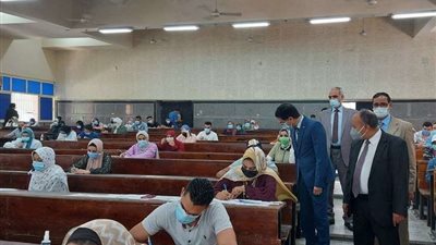 الجيزاوي يتفقد امتحانات الفصل الدراسي الثاني بكلية التجارة ببنها