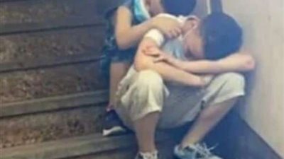 طفلان نائمان على سلم محكمة يثيران غضب رواد السوشيال ميديا