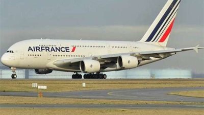 عزل طائرة بمطار شارل ديجول بفرنسا بعد الاشتباه بوجود قنبلة