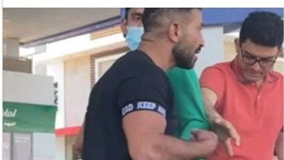 أحمد سعد يضرب شابا بـ