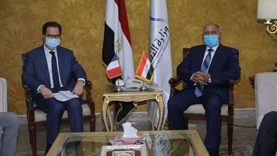 وزير النقل يستقبل السفير الفرنسي بالقاهرة لبحث تدعيم التعاون المشترك