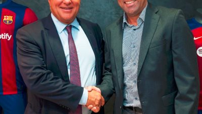 المدير الرياضي لبرشلونة: تشافي رجل النادي يستحق التجديد مجددًا