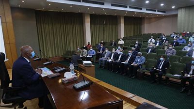 وزير النقل يوجه بغلق كافة الفتحات الموجود بأسوار السكة الحديد