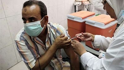 استعدادا لانطلاق ماراثون الثانوية.. معلمي القاهرة يتلقون لقاح  كورونا