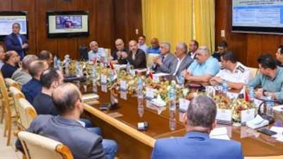 أعضاء لجنة التفتيش والمراجعة يتابعون إجراءات السلامة بميناء دمياط