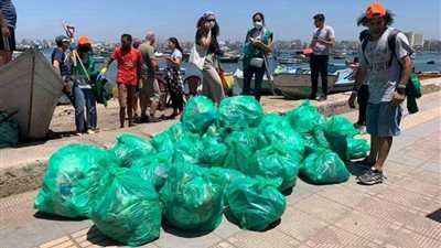 بالتزامن مع الاحتفال بيوم البيئة العالمي.. جمع 400 كجم مخلفات بلاستيكية من شواطئ الإسكندرية (صور)