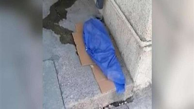 مقطع صادم لجثة طفل على الأرض يثير السوشيال ميديا