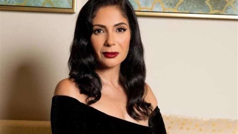 الفنانة مني زكي