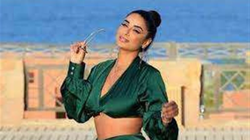 الفنانة جوري بكر