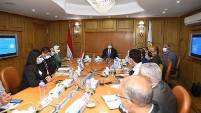 محافظ قنا يستعرض الخطة التنفيذية مع مسئولي مشروع «حيّنا»