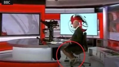 بـ «شورت وحذاء رياضي».. مشهد غريب لمذيع أثناء تقديمه النشرة الإخبارية