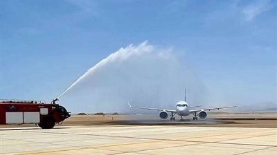 بتقليد رش المياه.. وصول أول طائرة لـ«مصر للطيران» إلى مطار برنيس الدولي