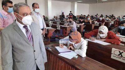 رئيس جامعة طنطا يتابع أعمال امتحانات نهاية العام بكلية الآداب
