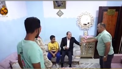مواطن ببني سويف يهدي الرئيس السيسي سبحة