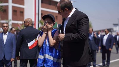 حاملًا علم مصر.. أحد أطفال بني سويف يبكي عند رؤية الرئيس السيسي