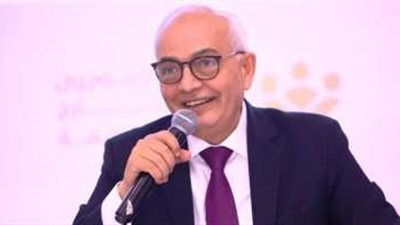 وزير التعليم يتفقد مشروع الزى المدرسى بمدرسة رشدى الصناعية الفنية