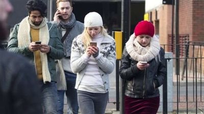 تقنية جديدة لمساعدة مدمني الهواتف لتجنب حوادث السير.. تعرف عليها