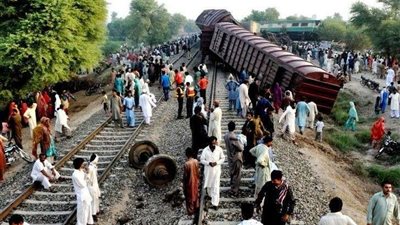 حصيلة جديدة: 63 قتيلا إثر تصادم قطارين في باكستان