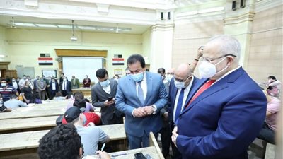 وزير التعليم العالي ورئيس جامعة القاهرة يتفقدان لجان امتحانات نهاية العام الدراسى