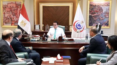 وزير الصحة يجتمع برئيس شركة 