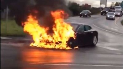 انتداب المعمل الجنائي لفحص حريق سيارة ملاكي في بنها