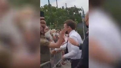 شاهد.. رجلا يصفع الرئيس الفرنسي إيمانويل ماكرون