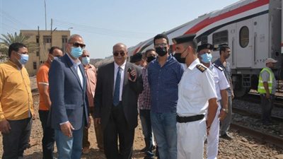 بالصور .. محافظ القليوبية يتابع انتظام حركة القطارات بمحطة بنها