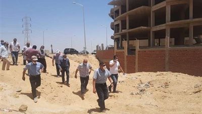 رئيس جهاز 6 أكتوبر يوجه بهدم غرف عشوائية بـ «السياحية الشمالية»