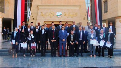 المستشار حافظ عباس يُسلم  شهادات إتمام دورتي 