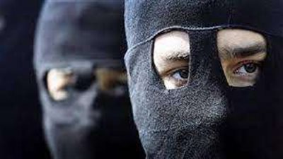 بسبب انتحال صفة رجل شرطة.. السجن المشدد لـ شخص من عصابة 