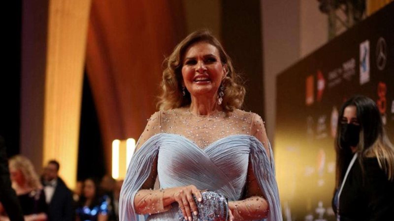 الفنانة يسرا
