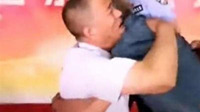 بعد 58 عاما.. مقطع فيديو لرجل يحتضن ابنه المختطف