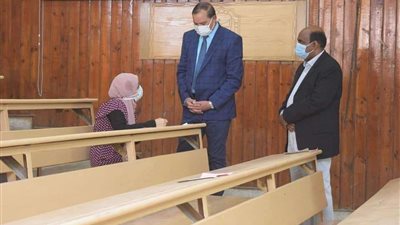 طلاب صيدلة سوهاج يواصلون تأدية امتحانات الفصل الدراسي الثاني