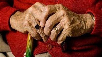 بطريقة بشعة.. رجل يقتل حفيده الرضيع