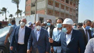 وزير التنمية المحلية يقوم بجولة تفقدية لـ مشروع مجمع المدارس