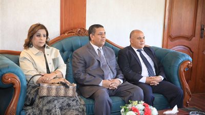 محافظ سوهاج يلتقى رئيس الطائفة الإنجيلية بمصر
