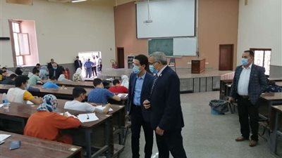 القائم بأعمال رئيس جامعة بنها يتفقد الامتحانات بكلية العلوم