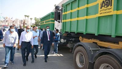محافظ الدقهلية يتفقد معدات المحطة الوسيطة المتحركة لتجميع ونقل القمامة