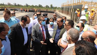 محافظ المنوفية يتفقد مشروع الصرف الصحي بكفر ربيع
