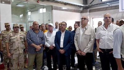 مدبولي يتفقد مشروع محطة تحلية مياه البحر في طابا