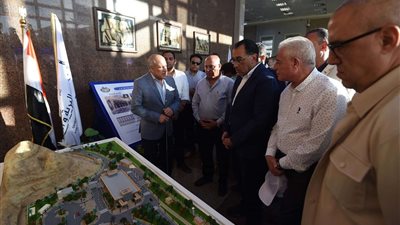 رئيس مجلس الوزراء يتفقد منفذ طابا البري