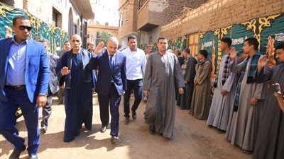 محافظ سوهاج ي يعزي أهل الكاتب الصحفى 