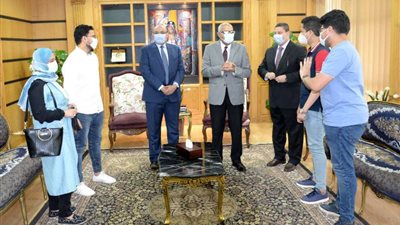 جامعة المنصورة تكرم ثلاثة طلاب عثروا على مبلغ مالي كبير