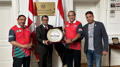 سفير مصر بالدنمارك يستقبل مقدمة بعثة منتخب مصر للدارتس