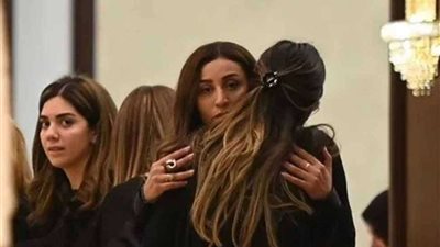 نجوم الفن يقدمون واجب العزاء لدينا الشربيني في وفاة والدتها