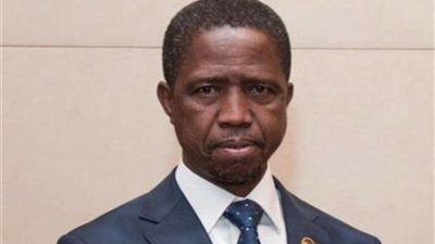 شاهد.. لحظة انهيار رئيس زامبيا أثناء حفل تنصيب قوات الدفاع