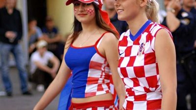 إثارة وجمال.. مشجعات اليورو يخطفن الأضواء بالمدرجات (صور)