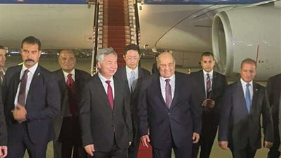 رئيس مجلس الشيوخ يستقبل وفد الحزب الشيوعي الصيني بمطار القاهرة