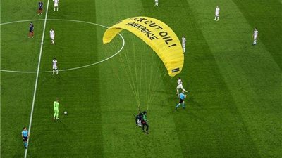 بيان هام من يويفا بشأن اقتحام مشجع مباراة فرنسا وألمانيا بمظلة